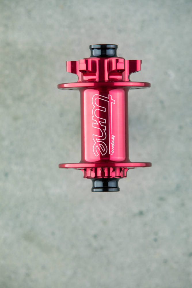 Tune Front-Nabe, 6 Loch Bremsaufnahme, 15x100mm, 32 Speichenlöcher, rot, mit Retro Logo