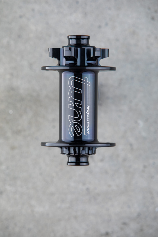 Tune Front-Nabe, 6 Loch Bremsaufnahme, 15x110mm, 28 Speichenlöcher, schwarz, mit Retro Logo